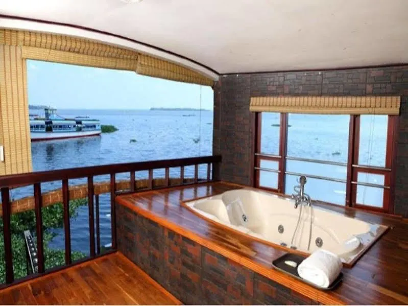 Grand Nirvana Jacuzzi Houseboat Alappuzha Hotel na wodzie